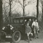 Kenteken: A 6866; Austin Seven, v.l.n.r. Leo, Hisko en Johan Kappinga, 1934