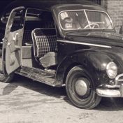 Kenteken: A 38343; Ford Taunus, Kommerzijl, 1954, foto: still uit de film 'Het gaat ons ook aan (of) ’t Ontheemde kind', J.K. Wiersema, 1954, coll. GrA (2209-AV1732)