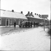 Kenteken: A 26905; International, Groningen, Moesstraat, begrafenis met korpseer van Brigadier Knip, 27-02-1956 (2437_1939); Fotograaf: Gemeentepolitie