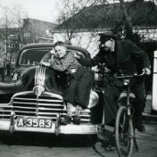Kenteken: A 3583; Pontiac, Meindert de Grooth met naast hem op de fiets Bertus Wessels, foto: J. H. Blaauw