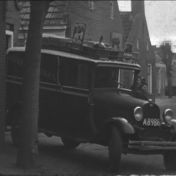 Kenteken: A 8986; Ford, foto: Still uit GAVA-film AV7574
