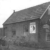 Kenteken: A 1685; De Marne, Kruisweg: werkplaats van de rijwielreparateur Garmt Molenhuis ca.1920 (818-8133)