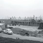Kenteken: A 23812; Kommerzijl, Wigbold van Ewsumstraat, Christelijke basisschool in aanbouw, 1955 (2248-6977); Fotograaf: Fotobedrijf Piet Boonstra