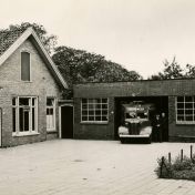 Kenteken: A 35918; Austin K2, Bellenwagen, Brandweerkazerne Hoogezand ca. 1946 (aw2017.059)