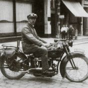Kenteken: A 2901; ACE, Berend Veldman. Bron:  "De motorfiets in Nederland 1895-1940" uitgave t.g.v. 35-jarig jubileum van de Veteraan Motoren Club