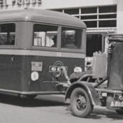 Kenteken: A 8950; Chevrolet met gasgenerator voor Hotel Frigge op de Herestraat, 1941, foto: still uit de film "Groningen in oorlogstijd 1940-1945", J.W. van Dam, coll. GrA. (2209-AV0119)