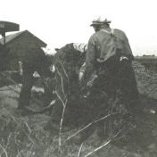 Kenteken: A 18392; Wegverzwaring Kielsterachterweg Veendam mei 1940. Foto uit fotoalbum Provinciale Waterstaat (2544-3228)