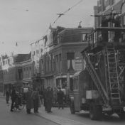 Kenteken: A 9260; GMC, Groningen, Nieuwe Ebbingestraat: aanleg bovenleiding trolleybus, 1949 (1785-17601)
