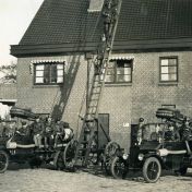 Kenteken: A 31194; Ford TT, Brandweerkazerne Appingedam 1934 (2687-1284); Fotograaf: W.F. Pastoor