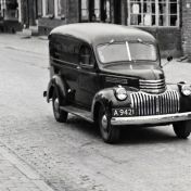 Kenteken: A 9421; Chevrolet bestelwagen, Wehe-den-Hoorn, Mernaweg, ca. 1947, foto: H. Zant