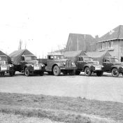 Kenteken: A 35135; Ford vrachtwagens en Kromhout vrachtwagen firma Jonker, foto: R. Heersema