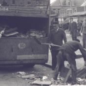 Kenteken: A 25184; Faun, foto: still uit de film "De Groningsche reinigingsdienst voorheen en thans", C.R. Tiddens, 1936-1949 coll. GrA (2209-AV0061)