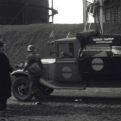 Kenteken: A 31052; Dodge, foto: still uit de film "Is Groningen Paraat?" S.J. Bakker, J.M. Heres Diddens-Zegerink ten Rodengate Marissen, 1940, coll. GrA (2209AV0019)