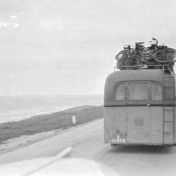 Kenteken: A 22602; Dodge bus met Duitse militairen op de Afsluitdijk richting N.Holland, foto: H. E. Boonstra