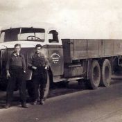 Kenteken: A 37093; Albert Buikema en Fiebe Visser bij de Mack, foto: archief W. Mollema