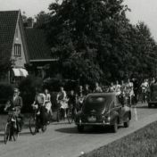 Kenteken: A 2095; Peugeot 203, uitsnede foto Veenkoloniaal Museum