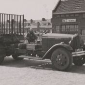 Kenteken: A 6529; Vrachtwagen bij machinefabriek E. van Koldam, Groningen 1940 (2437_1991)