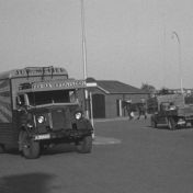 Kenteken: A 36669; Ford F 60 (verbouwde cabine), foto: still uit de film "Groningen II", J. Petersen, 1930-1948 coll. GrA (2209-5184)