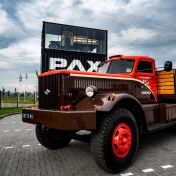 Kenteken: A 36458; De Diamond T met nieuwe kenteken bij het 'PAX-museum', foto: archief PAX