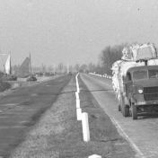 Kenteken: A 32135; GMC CCKW vrachtwagen beladen met karton, Westerbroek, 1950, foto: uitsnede 2248-684.jpg; Fotograaf: Fotobedrijf Piet Boonstra