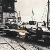 Kenteken: A 24676; GMC (Licentie Studebaker), Wachten op een lading in de haven van Delfzijl ca. 1946, foto: E. Kappen