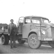 Kenteken: A 15024; Prentbriefkaart melkauto, een in Engeland gebouwde Dodge, met Klaas Westerhof, foto: S. Muller