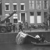 Kenteken: A 31988; Vrachtwagen wordt uit het Hoge der A getakeld met de Ward de la France, 1952 (2248-2911); Fotograaf: Fotobedrijf Piet Boonstra