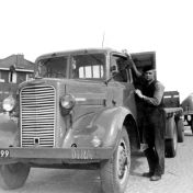 Kenteken: A 38699; Willem Smit naast de Commer vrachtwagen, foto: J. Smits