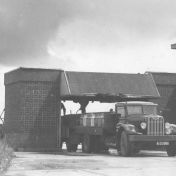 Kenteken: A 33961; Autocar, Melkfabriek De Ommelanden, verladen retourproduct, foto: S. Muller