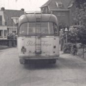 Kenteken: A 37913; DAF met nieuw kenteken NB-68-96, foto: still uit "Dorpsfilm Wagenborgen – deel I", J.W.L. Adolfs, 1956, coll. GrA (2209-AV0697)