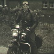 Kenteken: A 35940; Ariël, foto: still uit de film "Tocht Ouden van Dagen gemeente Termunten", Friedel Tahl, Foto Modern Winschoten, 06-1952, coll. GrA (2209-AV7016)