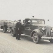 Kenteken: A 15154; Harm Nieborg naast de Chevrolet van Slagter, foto: H. Nieborg