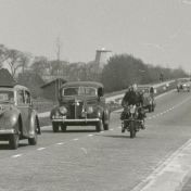 Kenteken: A 40997; Jaguar Mark IV bij de Koolzaadtocht, 06-05-1950, foto: uitsnede 2248-844; Fotograaf: Fotobedrijf Piet Boonstra