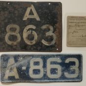 Kenteken: A 863; Het nummerbewijs en twee kentekenpaten, foto: E. Akkerman