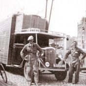 Kenteken: A 25246; Opel Blitz, Steenhouwerskade Groningen, v.l.n.r. Rinze, Geert en Dirk de Vries (1957_ED0612)