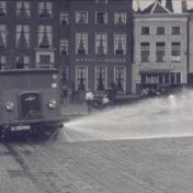 Kenteken: A 30766; Opel Blitz, foto: still uit de film "De Groningsche reinigingsdienst voorheen en thans", C.R. Tiddens, 1936-1949 coll. GrA (2209-AV0061)