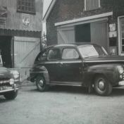 Kenteken: A 3254; Ford 1947 voor de garage van Jan Oldenhuis, Hereweg, Bierum, foto: J. Oldenhuis