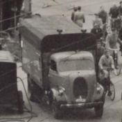 Kenteken: A 40821; De Ford vrachtwagen bij de Herebrug, Groningen, uitsnede foto Dagblad van het Noorden; Fotograaf: Folkers, E.