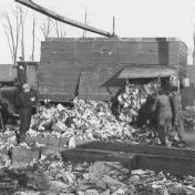 Kenteken: A 6969; Gemeentereiniging: legen van DAAG vuilniswagen, 1932  (1785-17449)