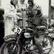 Kenteken: A 21513; Ate Gjaltema op de Puch, bij de controlepost te Achlum tijdens de Elfstedentocht voor motorfietsen en auto's van 1951, Bron: Tresoar, Archief Friesche Motorclub