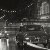Kenteken: A 42316; Kaiser sedan, uitsnede foto: archief W. Mollema