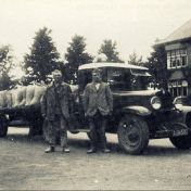 Kenteken: A 19523; Chevrolet, chauffeur J. Spijk met een hulp, ca. 1931, foto: Gemeente Het Hogeland (6348)