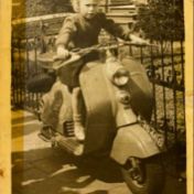 Kenteken: A 36488; Gonda den Hartogh op de Lambretta, Uithuizermeeden, Stationsstraat 10, 1954, foto: A. D. den Hartogh