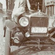 Kenteken: A 2873; Anna Jantina Vos op de Ford T, 1930. Foto: L. Ocken