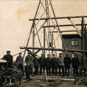 Kenteken: A 1576; Fordson trekker,  Bouw schuur Burema, Schoonloërveld, foto: collectie fam. Ten Wolde