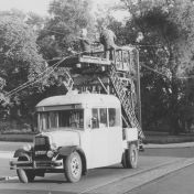 Kenteken: A 9260; GMC, Groningen, Nieuwe Ebbingestraat: aanleg bovenleiding trolleybus, 1949 (1785-19068)