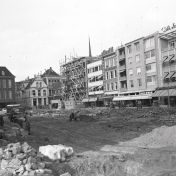 Kenteken: A 29717; Groningen, Grote Markt noordzijde, wederopbouwwerkzaamheden, 1955 (2248-5557); Fotograaf: Fotobedrijf Piet Boonstra