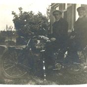 Kenteken: A 3631; Jan Mensema met zijn vader op de Reading Standard, Bedum, 1921, foto: M. Reysoo