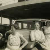 Kenteken: A 5958; Op de pont over Hollands Diep vanaf Moerdijk, vakantie 1934, foto: familie Rozema