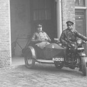 Kenteken: A 13061; Harley Davidson, Groningen, Martinikerkhof ca.1931, foto: uitsnede 1785-4181.jpg